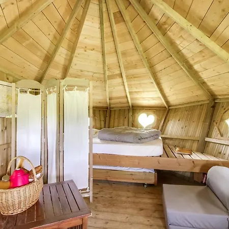 Domaine Des Vaulx - Locations De Insolites Bed and breakfast