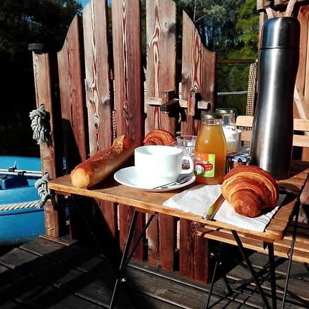 Domaine Des Vaulx - Locations De Insolites Bed and breakfast La Baconniere