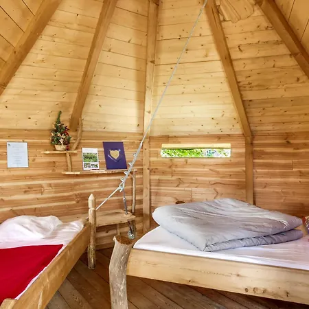 Domaine Des Vaulx - Locations De Insolites Bed and breakfast *