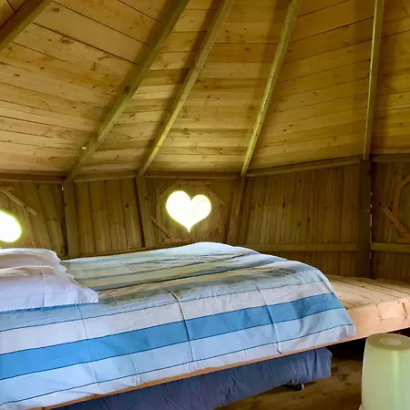 Bed and breakfast Domaine Des Vaulx - Locations De Insolites *