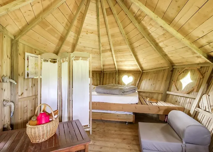 Domaine Des Vaulx - Locations De Insolites B&B