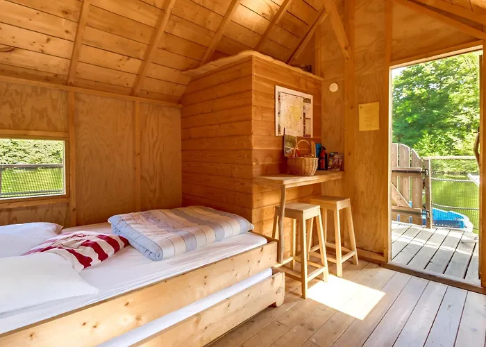 Domaine Des Vaulx - Locations De Insolites B&B *