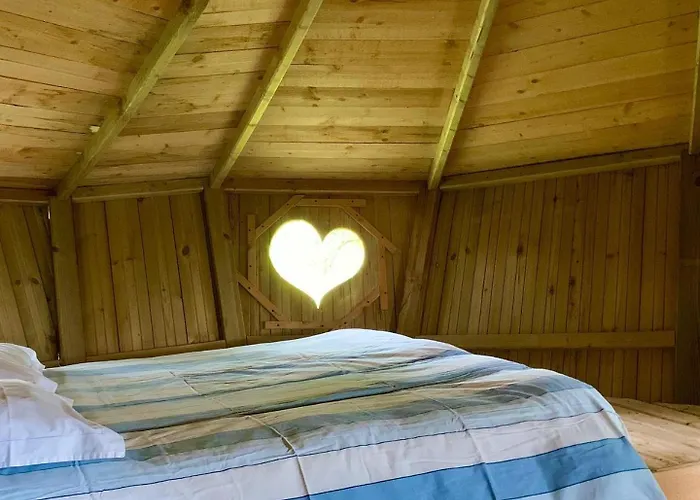 Domaine Des Vaulx - Locations De Insolites B&B *